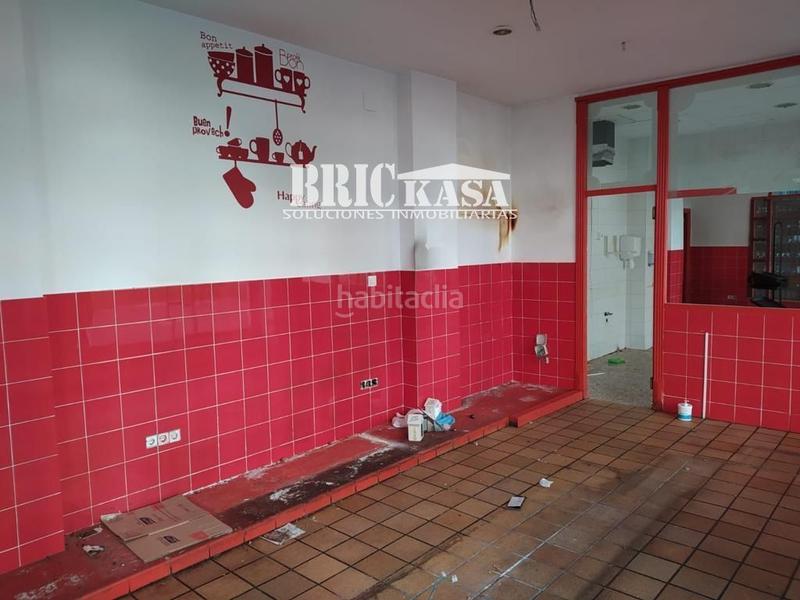 Foto 3abfee95-2e1e-4675-9aa0-927dfb39d1f8. Alquiler local comercial  en alquiler , con 55 m2, con escaparate y cocina. en Cáceres