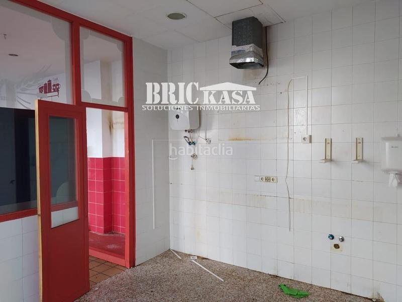 Foto afb05f36-894f-4b9a-aa49-7083cebaf2d9. Alquiler local comercial  en alquiler , con 55 m2, con escaparate y cocina. en Cáceres