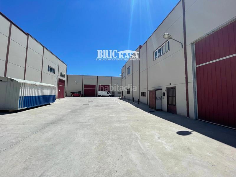 Foto f5ebfc33-d1b5-4124-a50c-feb9a16d1708. Bâtiment à usage industriel dans Chiloeches