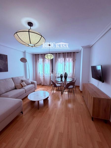 Foto c00570ec-0b8f-4f11-9987-dcd579aca562. Rent flat with heating parking in Centro Cáceres
