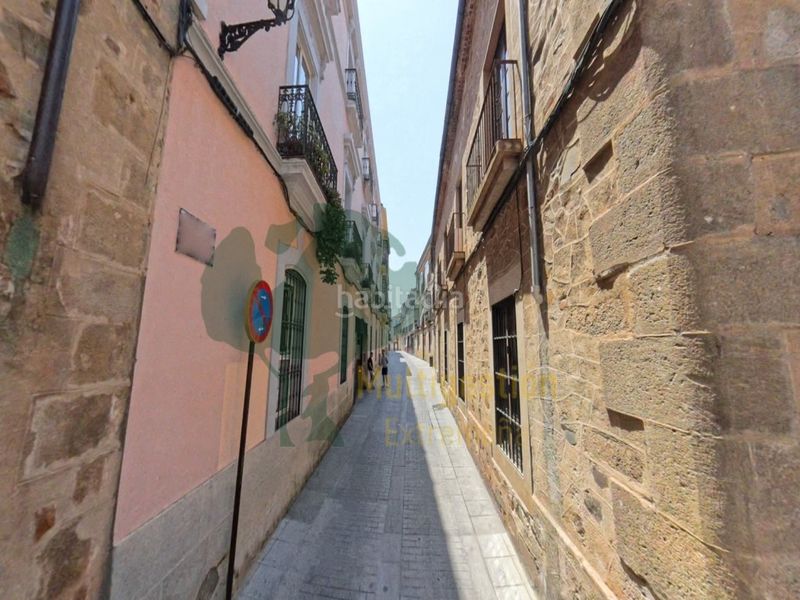 Foto ae192c29-d7e9-44d8-9221-92993efe186c. Edificio  singular en plena parte antigua de caceres en Cáceres