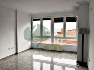 Alquiler Piso en Estación Arroyo Malpartida. Piso en el paseo de canovas , totalmente reformado, sin muebles