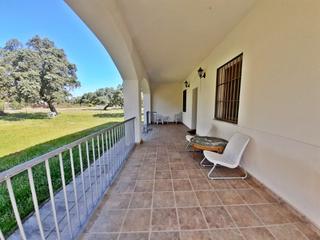 Xalet a Ruta de la Plata. Chalet en el monte del casar con piscina y pista deportiva.