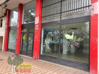 Location Local commercial à Casco Antiguo. Local a pie de calle 370m2 en avda hernan cortes y planta primer
