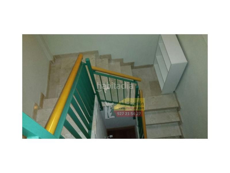 Foto ba1a5eaf-1b9d-4f72-adcd-3ae1ce2ac392. Alquiler dúplex apartamento dúplex ático amueblado zona rodeo en residencial. en Cáceres