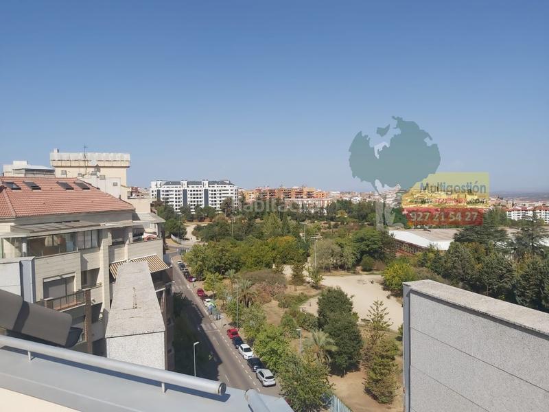 Foto d71596be-1bf2-4375-9d61-9db2f5bd1bd2. Rent duplex with heating parking pool in Centro Cáceres