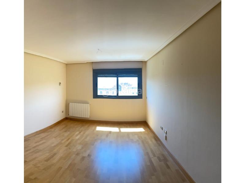 Foto 0e20cc6c-5598-48d4-9520-ed0dcc4052c6. Apartament amb aparcament a Centro Cáceres