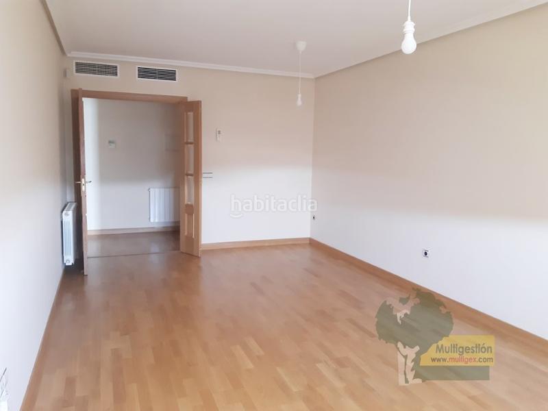 Foto 0eb74f55-115a-490c-a15d-eda330679dc2. Apartament amb aparcament a Centro Cáceres