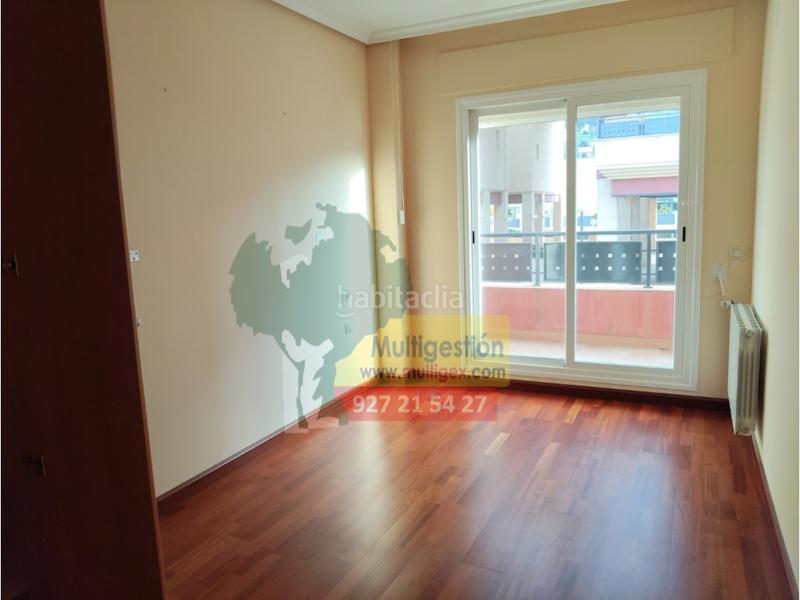 Foto 344d7152-dff2-4350-938c-c6b862852dce. Alquiler piso  sin muebles en residencial con piscina zona montesol en Cáceres