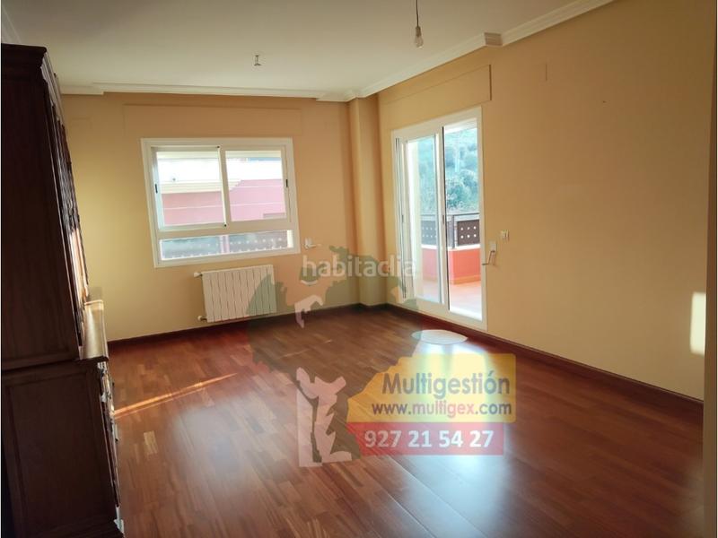 Foto c776956f-1891-4e33-8530-ca301cac2f05. Alquiler piso  sin muebles en residencial con piscina zona montesol en Cáceres