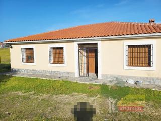 Mas à Arroyo de la Luz. Chalet con piscina y parcela de 1600m2