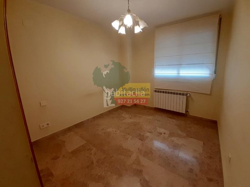 Foto 0ef66d1f-547b-4162-ba5b-f15b63562d0a. Alquiler piso  sin amueblar zona del rodeo en residencial. en Cáceres