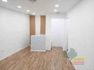 Rent Flat in Casco Antiguo. Local a pie de calle con escarate cristal blindado.