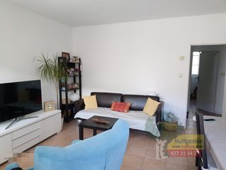 Casa en Ruta de la Plata. Vivienda adosada en ruta de la plaza con patio de 50m2