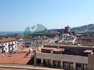Pis en Casco Antiguo. Piso cuatro dormitorios con garaje en el centro.