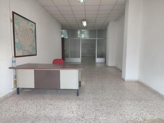 Local Comercial en Nou Moles. Gran local comercial en el barrio de la olivereta. se encuentra