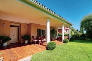 Maison  Carrer santiago rusiñol. Maravillosa casa a 4 vientos en tiana con jardín y piscina.