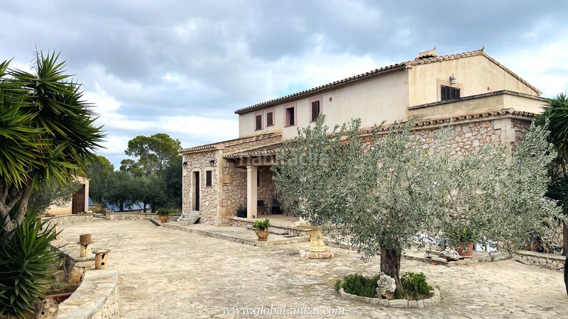 Foto 8ef42561-d283-4007-b53a-f7e982fc6cf9. Rent country house with fireplace parking pool in Felanitx