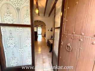 Casa in Felanitx Poble. Gran potencial de casa adosada con terraza y jardín en felantix