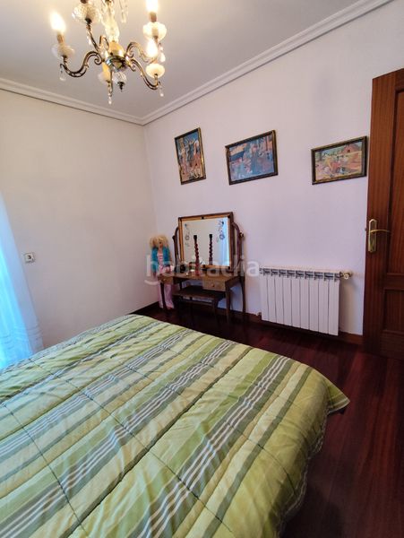 Foto f8a9100b-3461-43cf-80ff-66417e819148. Xalet amb xemeneia calefacció aparcament piscina a Bareyo