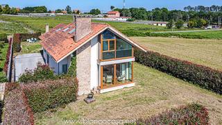 Casa a Carballo. Espectacular chalet con terreno de 2.232 m2 en bertoacarballo