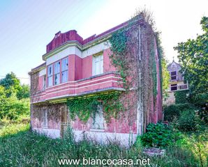 Haus in Ponteceso. Casa  finca de 9916 m2  hórreo para reformar por 59.990 !!
