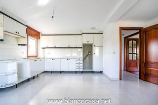 Casa a Carballo. Edificación de  2 viviendas sótano bajo comercial y con amplio t