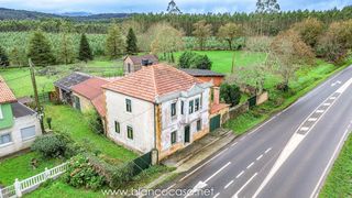 Haus in Coristanco. Una reforma, muchas posibilidades  casa con terreno en coristanc