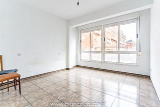 Edifici a Carballo. Buscas inversión? este edificio lo tiene todo3 pisos  bajo comer
