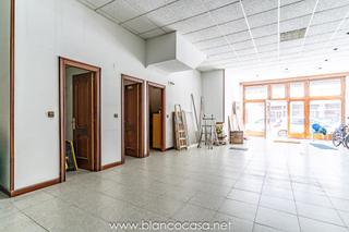 Business premise in Carballo. Oportunidad bajo y sótano céntricos en carballo