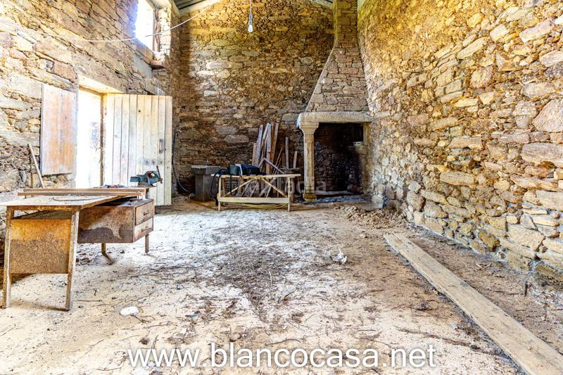 Foto 85133f44-a0cf-4650-aea1-425847eddfe7. Casa  para rehabilitar y con 6.676m2 de terreno con proyecto iniciado en sofán a coruña! en Carballo