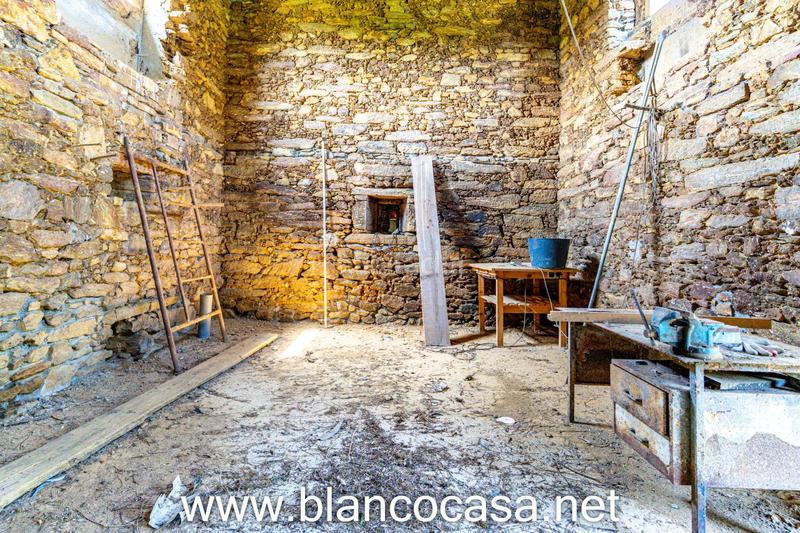 Foto 9185c15f-6f0b-4176-8309-8da9f513305c. Casa  para rehabilitar y con 6.676m2 de terreno con proyecto iniciado en sofán a coruña! en Carballo