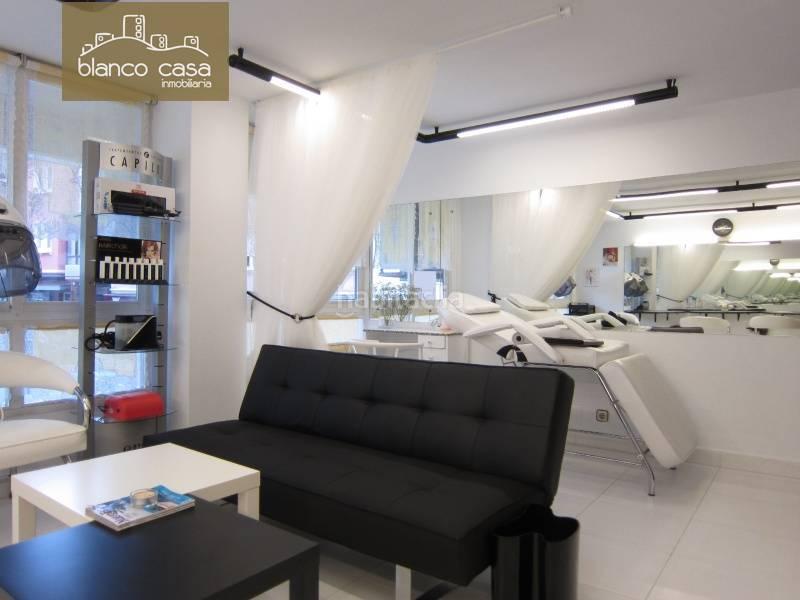 Foto 0d55a5fa-965d-45c8-be28-c46bbd568b97. Alquiler local comercial alquiler de local para varios usos en rúa valle inclán por 400mes! en Carballo