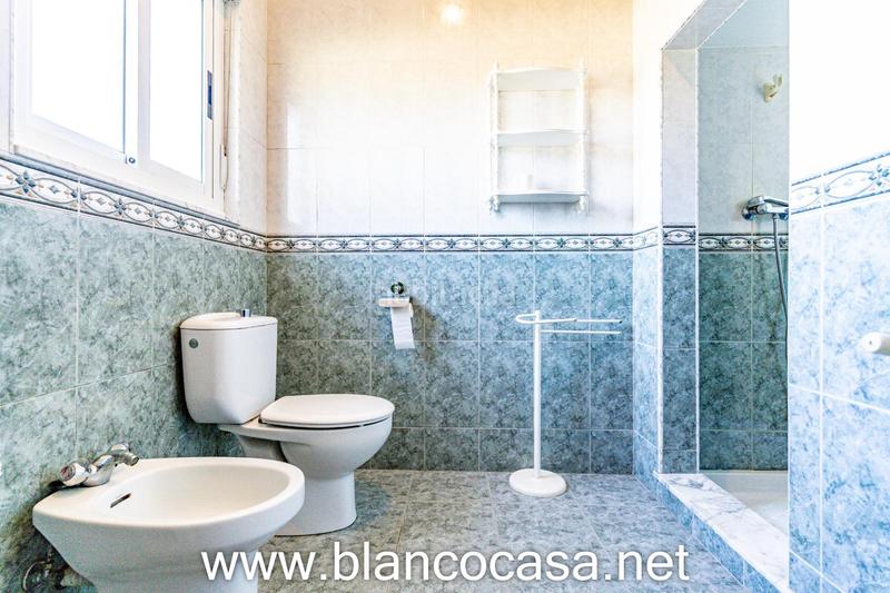 Foto 222bb6c5-cf75-4769-acd8-58b799c043cf. Casa  con gran terreno en xoane da estrada, 389 m construidos en parcela de 1.637 m en Carballo