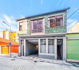 Casa a Carballo. Vivienda de 557 m con garaje y patio en el centro de carballoa c