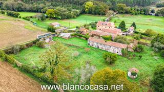 Masia a Coristanco. Antiguo pazo para reformar  6.200 m de solar urbano a 1,2 km del