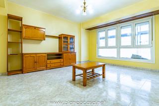 Pis a Carballo. Amplio piso con terraza y excelente ubicación en carballo a coru