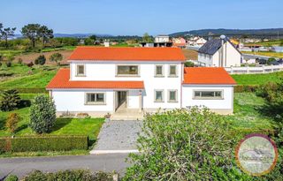 Maison à Laracha. Amplia casa  a 10 minutos de la playa con geotermia,  sótano  y