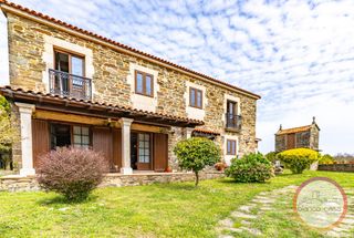 Maison à Malpica de Bergantiños. Refugio de lujo con pista de tenis   finca cerrada  horreo a 1km