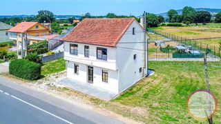 Haus in Laracha. Casa de 223 m2 con terreno  y garaje en a larachaa coruña por 16