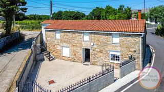 Casa in Santa Comba. Casa de piedra  con horreo   alpendre  en guldrís santa combaa c