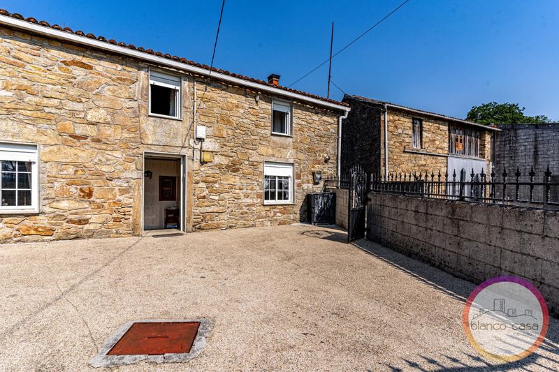 Foto c25ea260-2683-43b0-9d4f-54e92d4f1102. Casa amb aparcament a Santa Comba