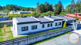 Haus in Carballo. Casa seminueva de 305m2 en planta baja  867 m2 de terreno en car