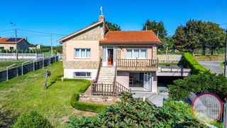 Casa en Carballo. Casa de  282 m2  1.090 m2 de terreno cerrado en bertoa carballoa