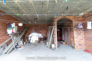 Pis a Coristanco. Piso en construcción tres dormitorios y dos baños para reformar