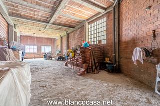 Business premise in Carballo. Local comercial muy bien situado