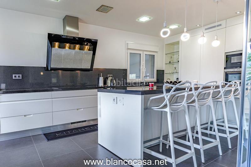 Foto 17ab2650-007d-4780-a50b-c94cb7264051. Casa lujosa, moderna y con un gran terreno en Carballo