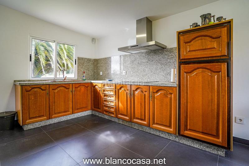 Foto 2f66df17-cb0d-4423-925b-cea3b28a7e96. Casa lujosa, moderna y con un gran terreno en Carballo
