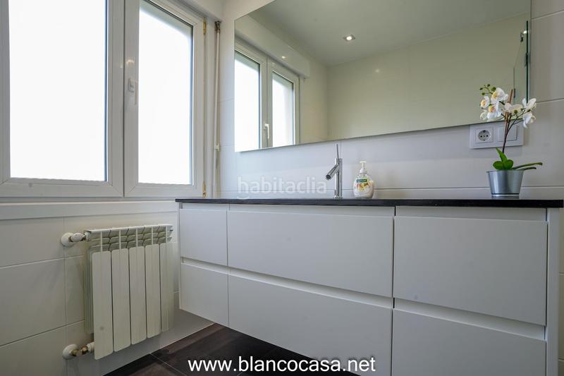 Foto 4d0fac10-81b1-4014-a670-37f00f774962. Casa lujosa, moderna y con un gran terreno en Carballo