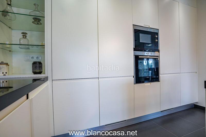 Foto 8704c2e5-b5cd-4a96-96d4-ca8fcb8501ec. Casa lujosa, moderna y con un gran terreno en Carballo